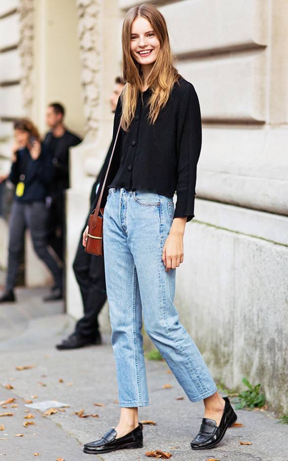 джинсы в уличной моде весна-лето 2022 2023