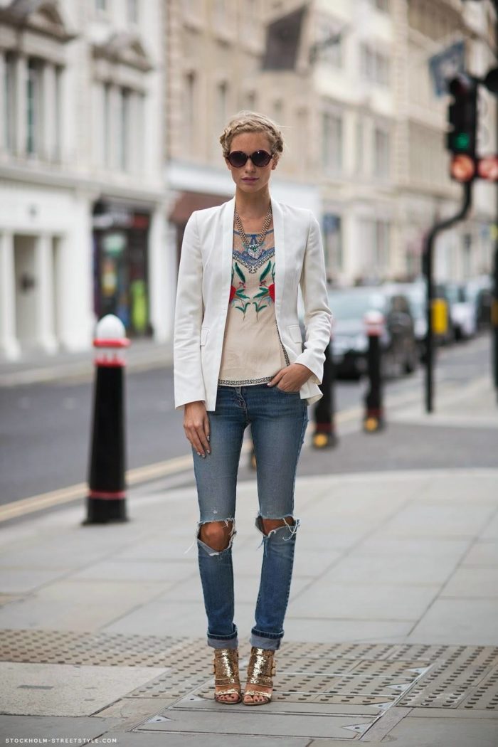 джинсы в уличной моде весна-лето 2022 2023