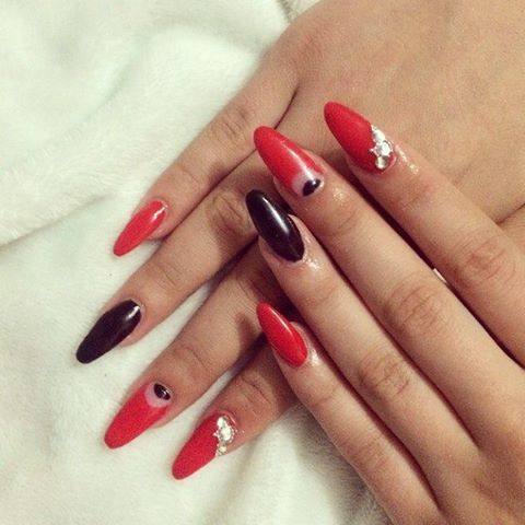 черно красный дизайн острых ногтей фото