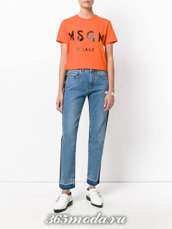 сочетания синих джинсов бойфрендов с оранжевой футболкой с надписью