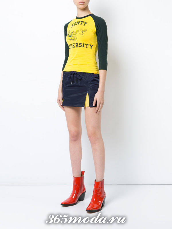 сочетания синей мини юбки с желтой футболкой с надписью