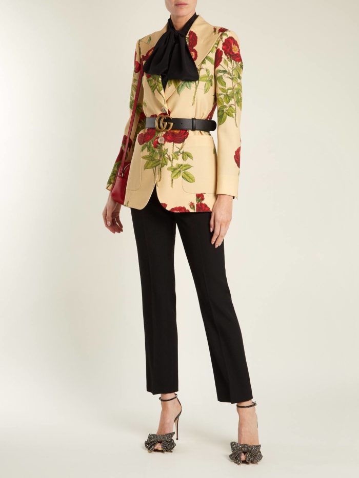 образ с пиджаком с цветочным принтом и черными брюками весна