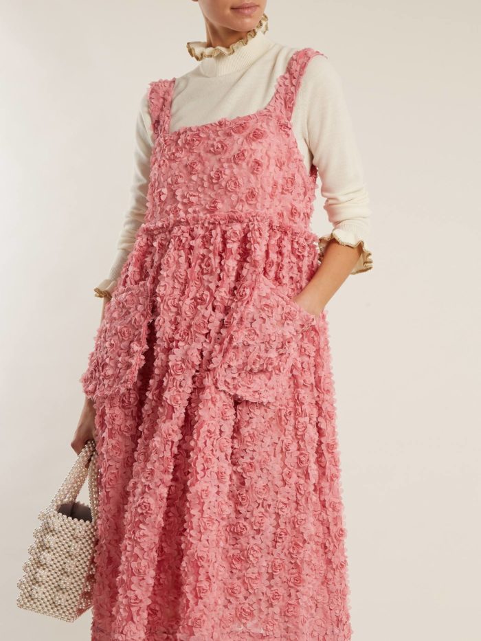 Модные образы весна 2025: с розовым сарафаном