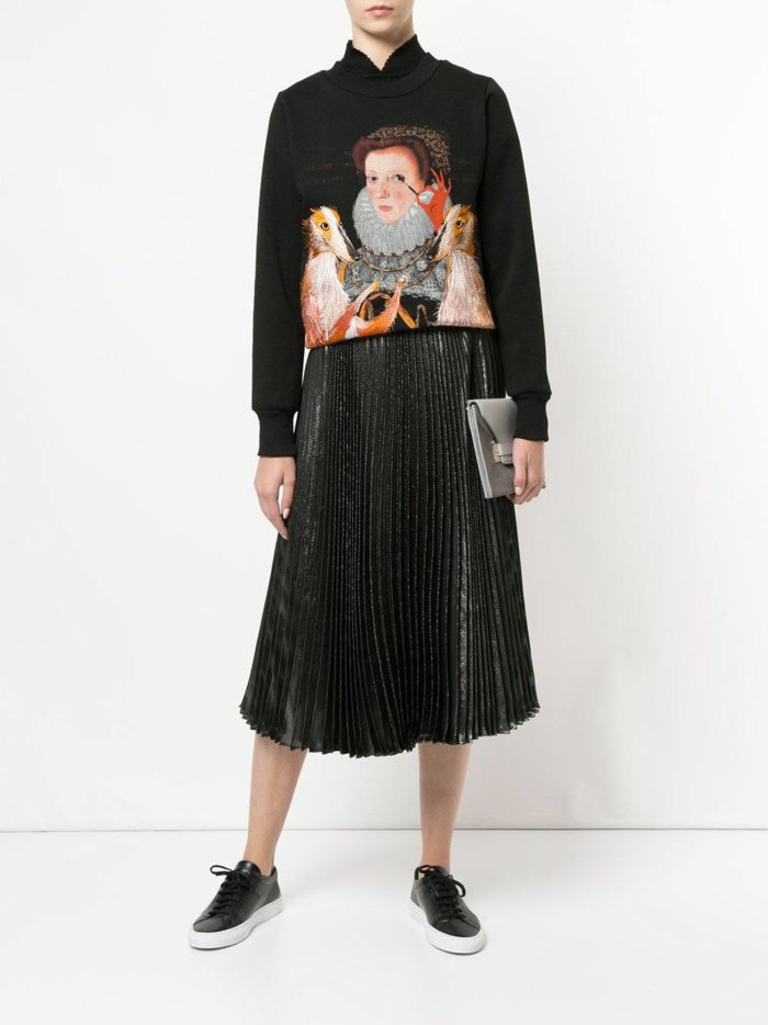 Модные образы весна 2024: с юбкой плиссе и черным свитшотом