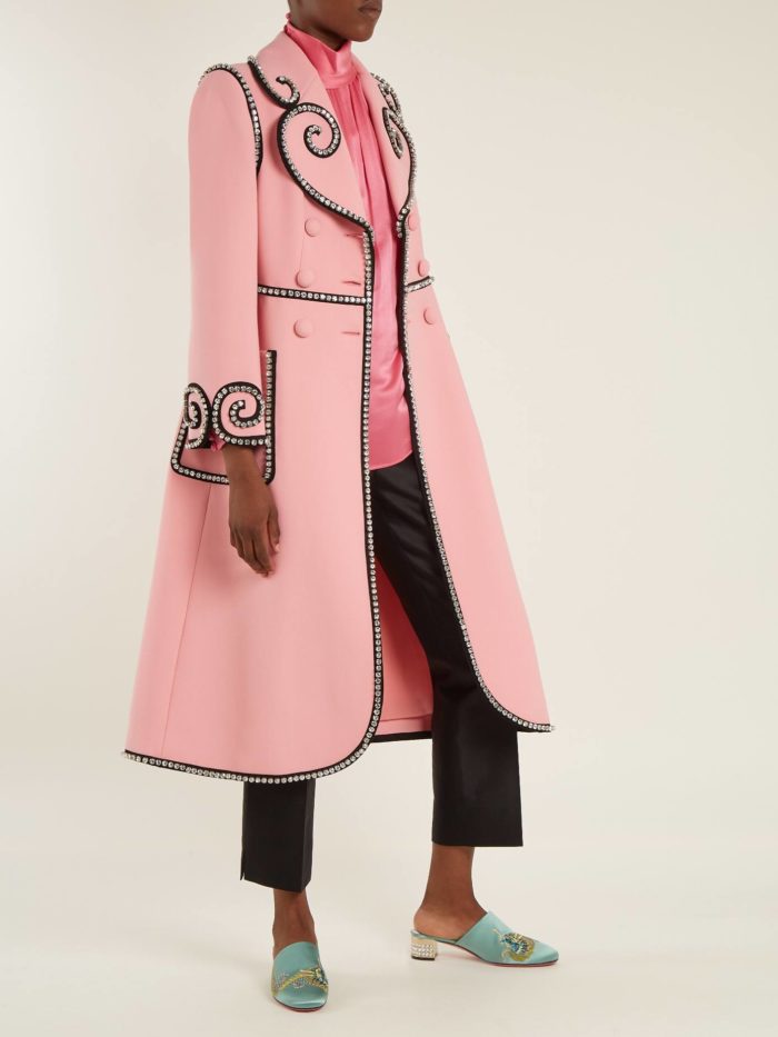 Модные образы весна 2022 2023: с розовым пальто с декором