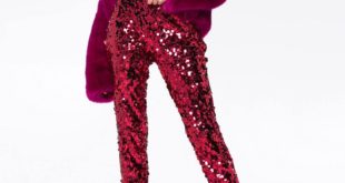 новогодние блестящие красные брюки клеш с пурпурной шубкой