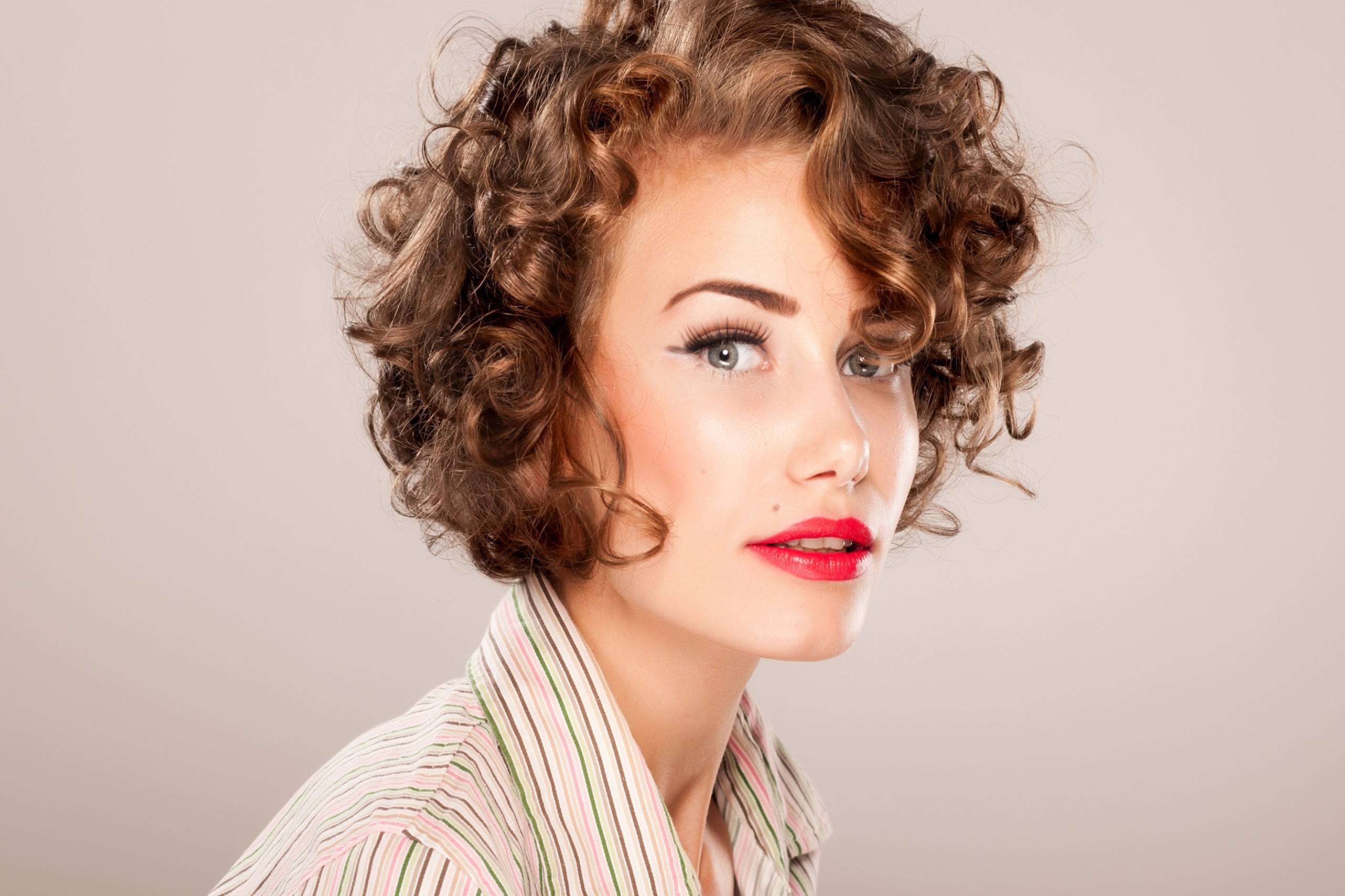 Кудрявая стрижка женская на средние волосы
